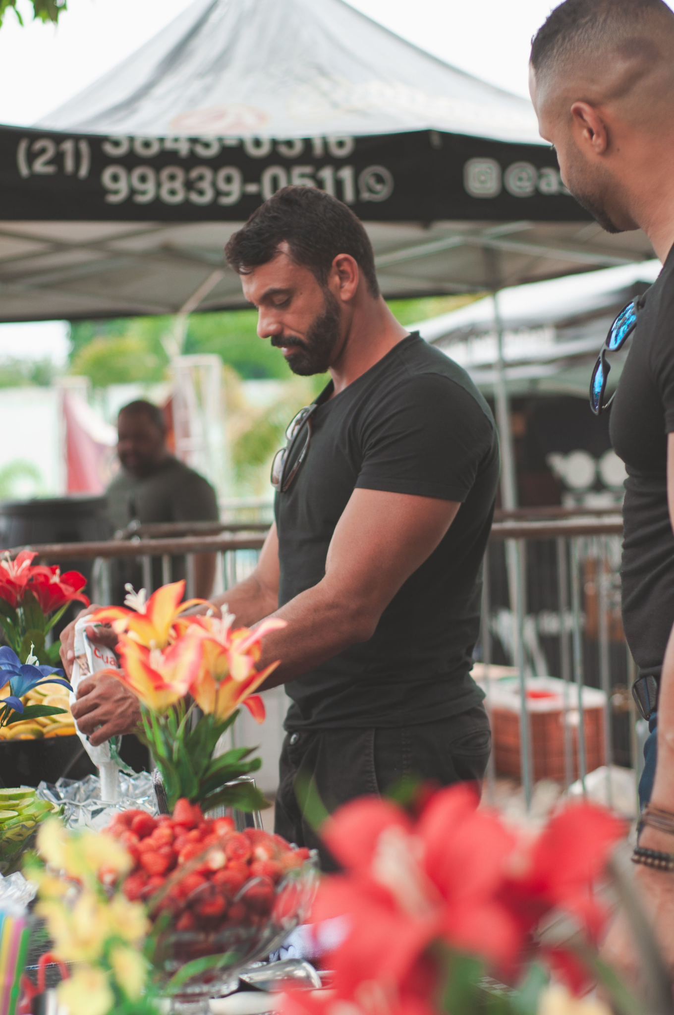 Bartender preparando bebidas durante um evento